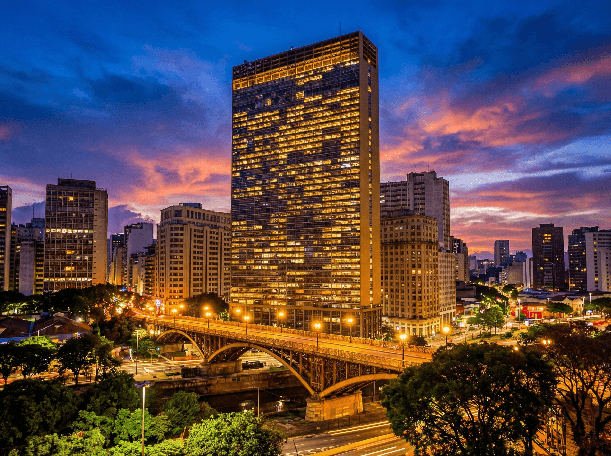 Mirante do Vale ao entardecer, com o Viaduto Santa Ifigênia em primeiro plano